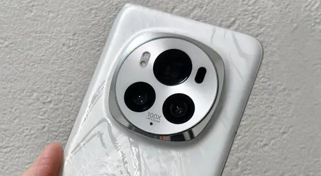 El HONOR Magic 6 Pro es uno de los teléfonos de gama alta más potentes de Honor y supera en todo al Galaxy S25 Ultra de Samsung.