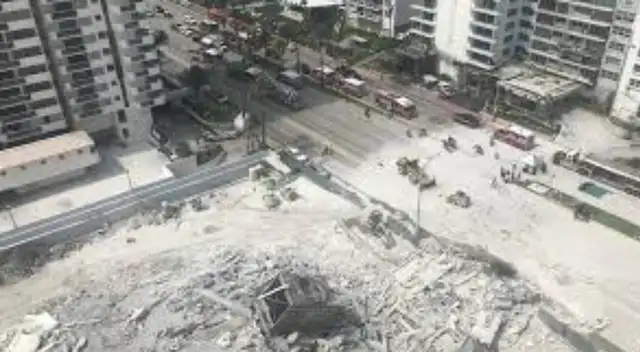 Familiares llegaron entre gritos y desesperación tras el colapso del muro.   