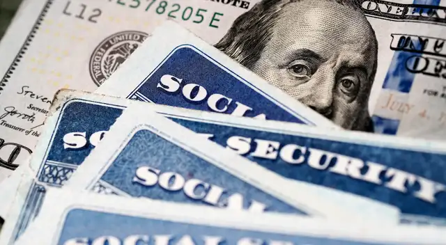 Jubilado revisando su cuenta bancaria para recibir pagos electrónicos Jubilado revisando su cuenta bancaria para recibir pagos electrónicos