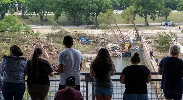 Residentes observan el avance del agua mientras continúan las alertas meteorológicas. Residentes observan el avance del agua mientras continúan las alertas meteorológicas.