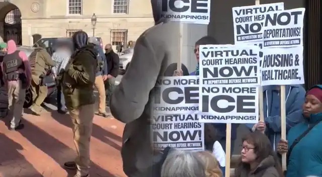 Tras soltar al muchacho, los ciudadanos expulsaron a los gritos a los de ICE.