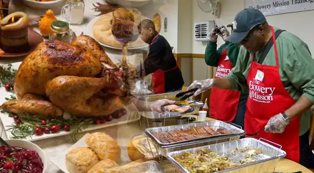 Distribución de pavos y comidas gratuitas en Houston por Thanksgiving 2025.