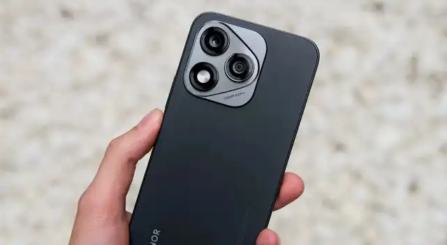 El HONOR 400 Lite 5G es un gama media que se parece al iPhone 14 Pro, pero con características elevadas y precio bajo.