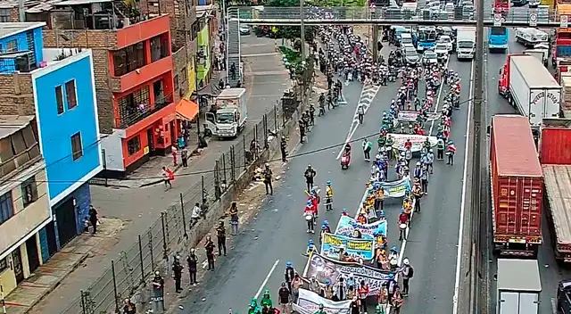 Manifestantes marchan por la vía de Evitamiento y se genera congestionamiento. Manifestantes marchan por la vía de Evitamiento y se genera congestionamiento.