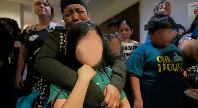 Manifestantes en Knoxville piden a la junta escolar rechazar el proyecto de verificación migratoria.