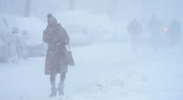 Millones enfrentan frío extremo, nieve y riesgos en rutas y ciudades. Millones enfrentan frío extremo, nieve y riesgos en rutas y ciudades.