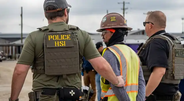 Agentes de ICE irrumpen contra trabajadores en construcciones de Twin Cities. Agentes de ICE irrumpen contra trabajadores en construcciones de Twin Cities.
