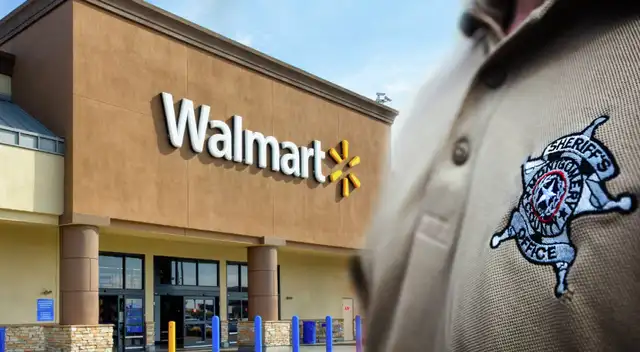 Todo sucedió debido a una fuerte discusión entre dos clientes dentro de Walmart. Todo sucedió debido a una fuerte discusión entre dos clientes dentro de Walmart.