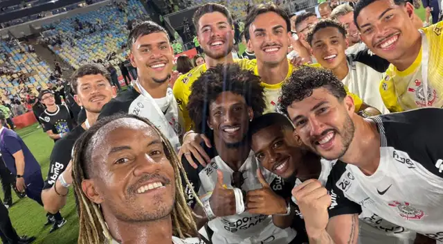 André Carrillo con sus compañeros celebrando el título de Corinthians