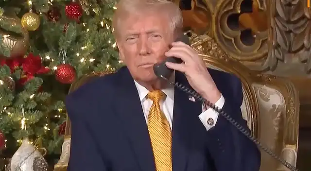 Trump mezcla política y Navidad durante llamadas navideñas con niños.