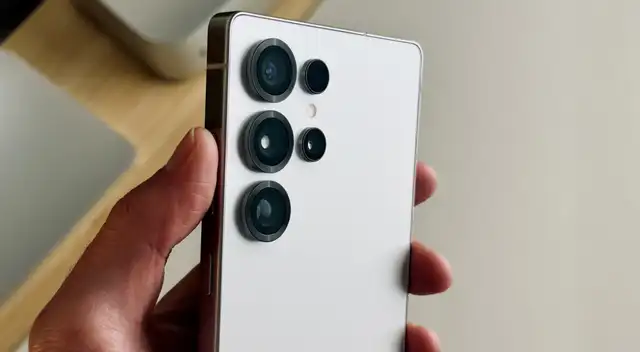 El Galaxy S25 Ultra es uno de los mejores teléfonos de Samsung, está hecho de titanio y además llega con el potente Snapdragon 8 Elite y cuatro cámaras con calidad 8K.