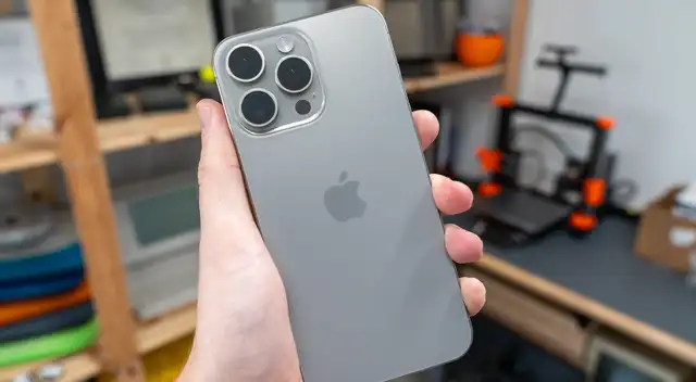 El iPhone 15 Pro Max no solo está hecho de titanio, tiene  cámaras 4K de alta calidad y un procesador TOP. Su precio ha caído al mínimo.
