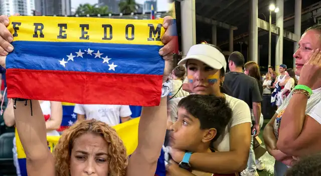 Venezolanos en Miami cantan el himno tras ataques y arresto de Maduro.