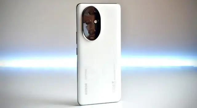 El HONOR 200 Pro es un teléfono de gama media presentado en 2024 y tiene un rendimiento TOP, cámaras 4K y un precio bastante bajo.