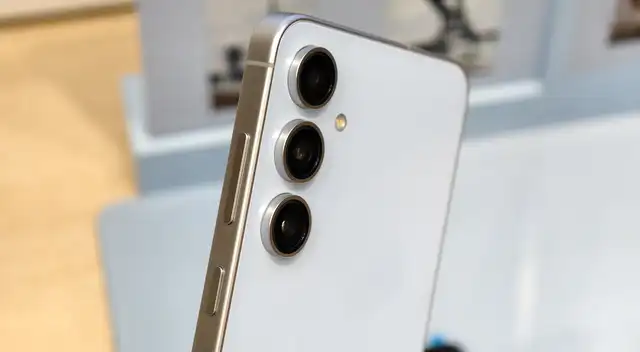 El Galaxy S24 FE es un teléfono de gama alta de 2024 que tiene un precio bastante bajo en 2026.