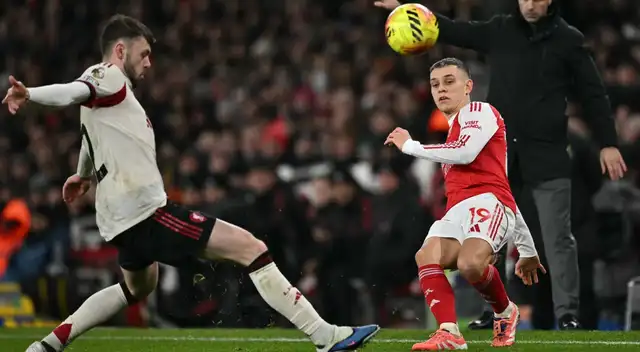 Arsenal y Liverpool se enfrentan por la Premier League en Etihad Stadium Arsenal y Liverpool se enfrentan por la Premier League en Etihad Stadium