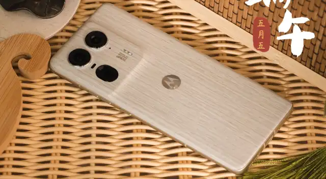 El Motorola Edge 50 ULTRA es uno de los teléfonos de gama premium más BARATOS que puedes comprar en 2026.