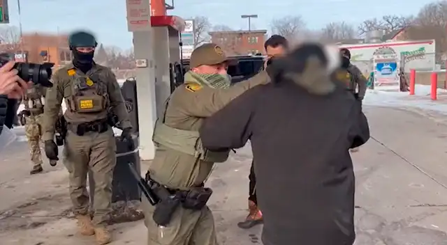 Agentes de ICE someten a un hombre que grababa un operativo federal en una calle de Minnesota.