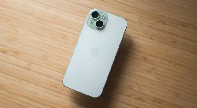 El iPhone 15 de Apple es considerado como uno de los mejores teléfonos y actualmente su precio no supera los 470 dólares.