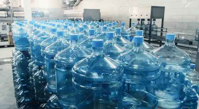 Retiran agua embotellada en EE. UU. por posible contaminación