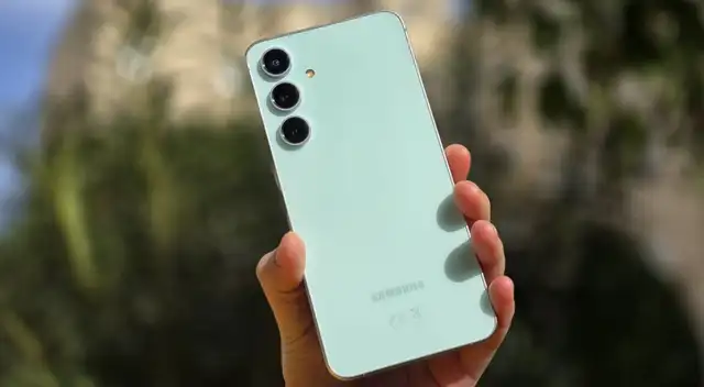 El Galaxy S24 Fan Edition de Samsung es uno de los teléfonos de gama alta más potentes y baratos para este 2026.