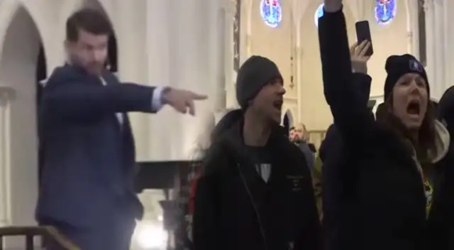 Los activistas entraron a la iglesia también para lanzar proclamas contra ICE.