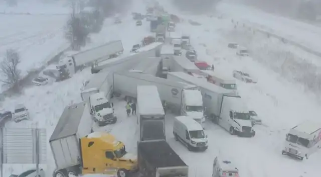 La tormenta de nieve que avanza por todo EE. UU. dejó terribles estragos en una carretera de Michigan.