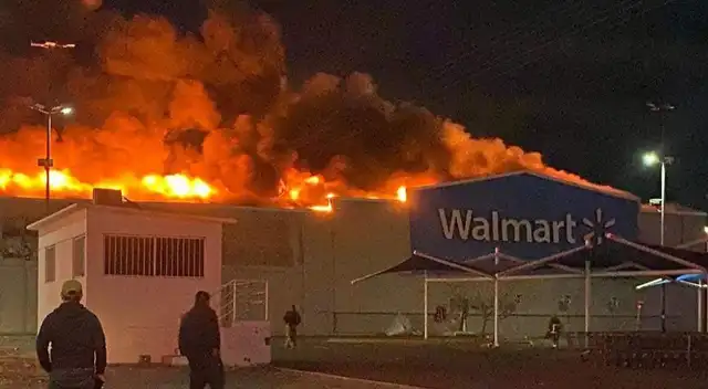 Humo intenso obligó a evacuar un Walmart en plena madrugada
