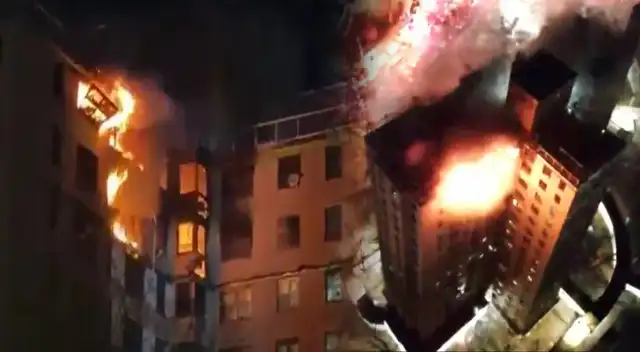 La explosión tuvo lugar en la parte superior del edificio.