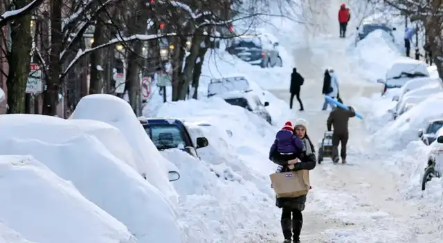 Una tormenta invernal masiva mantiene a millones de personas bajo estado de emergencia en Estados Unidos.