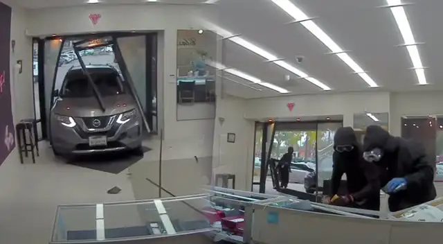 El aterrador momento fue compartido desde el canal de Facebook de la joyería.