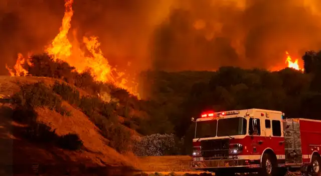Condado de Riverside, California: reportan nuevo incendio forestal que se extendió a terrenos privados.