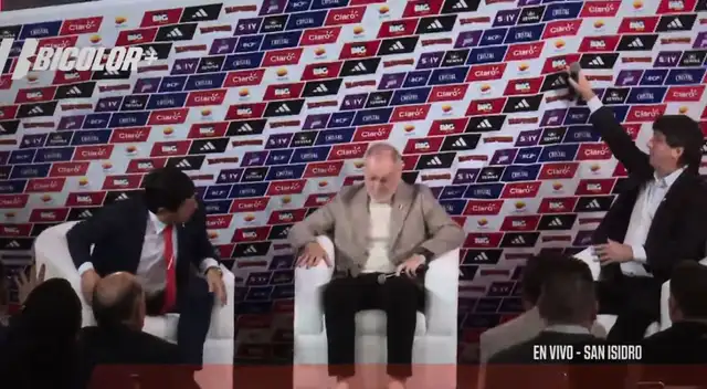 Panel casi se cae encima de Mano Menezes, Jean Ferrari y Agustín Lozano