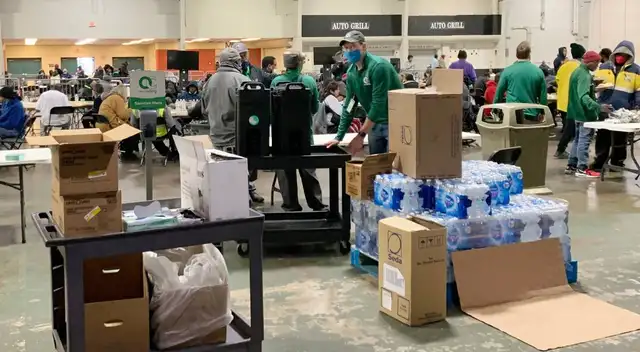 Centros de calefacción se abren en Texas por las bajas temperaturas.