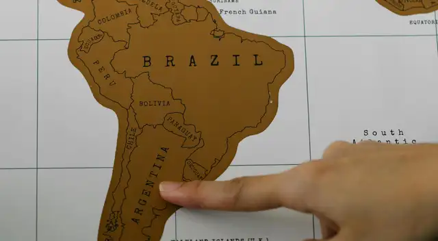 Este país es pequeño, no tiene salida al mar y estuvo en guerra con tres naciones al mismo tiempo.