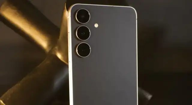 Este celular fue lanzado a mediados de 2025 y sigue dando de qué hablar.