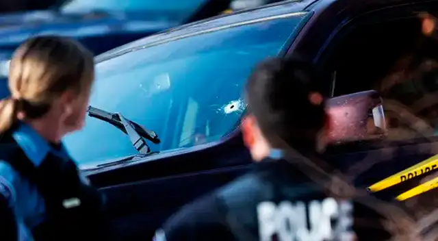 Exponen a agentes de ICE dejando tarjetas de advertencia en autos de inmigrantes latinos arrestados.