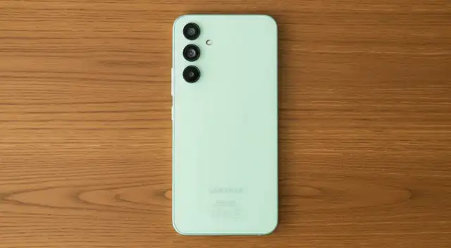 Este fue el gama media con el cual Samsung se posicionó una buena opción en este segmento.