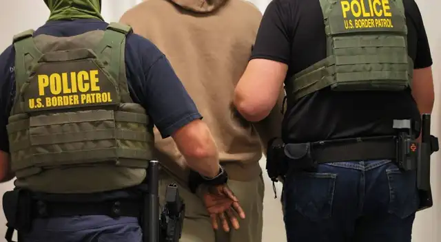 ¿Es obligatorio que los agentes federales muestren identificación?