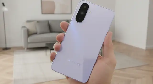 Este celular es un éxito de ventas por su precio accesible con prestaciones soberbias.