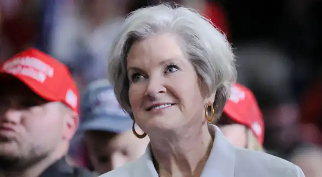 En medio de críticas, Trump revela complicada enfermedad que enfrenta su jefa de gabinete, Susie Wiles.