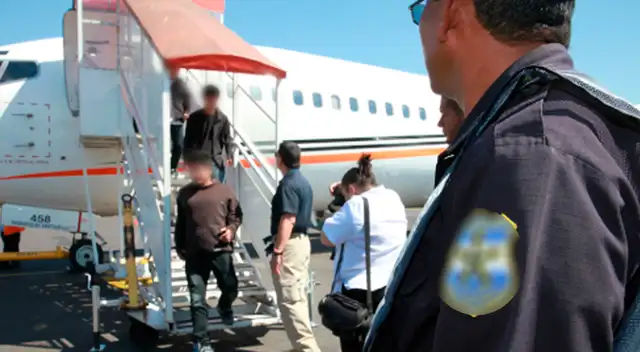 Trump enviará a agentes del ICE a los aeropuertos si se interrumpe esta financiación en EE. UU. Trump enviará a agentes del ICE a los aeropuertos si se interrumpe esta financiación en EE. UU.