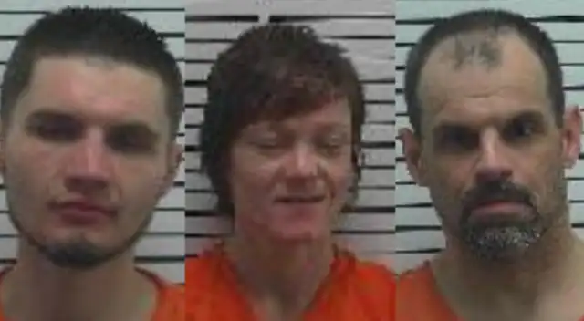 Walmart: una llamada por robo termina en una redada antidrogas y tres arrestos.