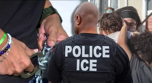 Agentes del ICE encadenan a un padre que fue a reunirse con sus hijos.