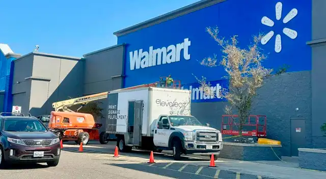Walmart: reportan hallazgo de mujer fallecida en auto; confirman que era empleada de la tienda.