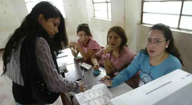 Los miembros de mesa son la máxima autoridad en los centros de votación.