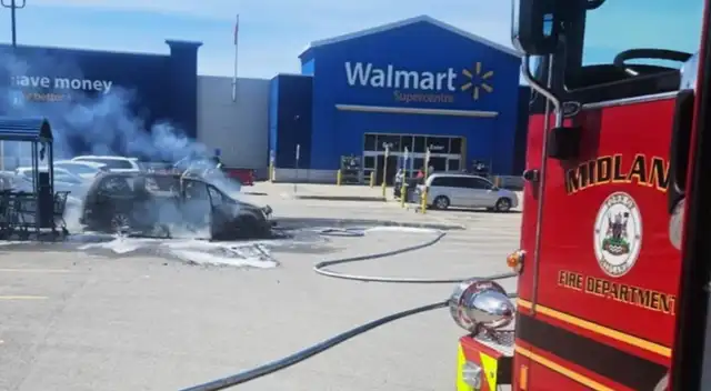Incendio de auto en Walmart.
