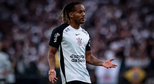 Hincha de Corinthians 'pegó' a André Carrillo.