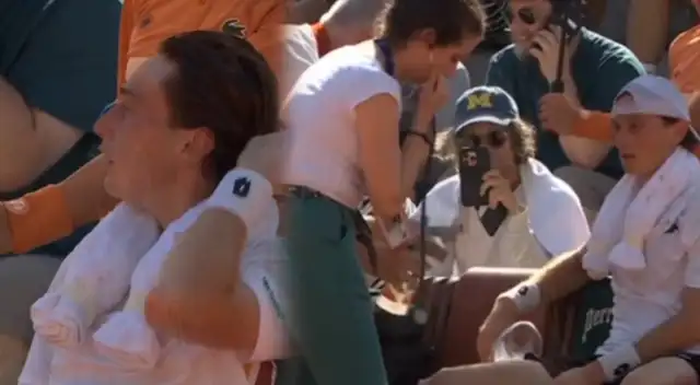 Ignacio Buse pide atención médica durante el Roland Garros. Ignacio Buse pide atención médica durante el Roland Garros.