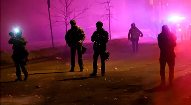 Agente de ICE fue arrestado tras protagonizar tiroteo con venezolano. Agente de ICE fue arrestado tras protagonizar tiroteo con venezolano.